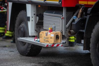 Die Feuerwehr Hamburg zeigt, wie gef?hrlich illegales Feuerwerk sein kann. Anhand einer Schweinepfote, die einer menschl-stock-photo