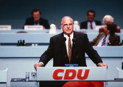 Bundeskanzler Helmut Kohl bei einer Rede auf dem 38. CDU Bundesparteitag in Hamburg, Deutschland 1990. Copyright: Hartw-stock-foto