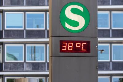 38?C auf Temperaturanzeige in Hamburg Das Bild zeigt eine digitale Temperaturanzeige am Jungfernstieg in Hamburg, die ei-stock-photo