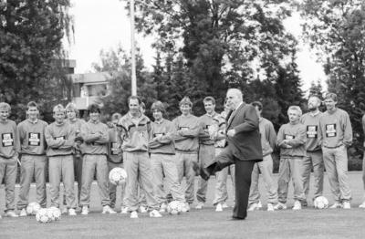 Dr. Helmut Kohl (vorne, Bundeskanzler) 05/90 h?r Dr. Helmut Kohl zu Besuch bei der Deutschen Fu?ballnationalmannschaft i-stock-foto