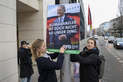 Luisa Neubauer und FFF Aktivisten zeigen das wahre Wahlplakat-stock-photo