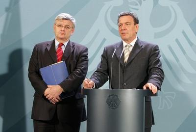 Pressekonferenz mit Bundeskanzler Gerhard Schroeder r SPD und Bundesaussenminister Joschka Fisc-stock-foto