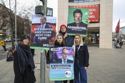 Luisa Neubauer und FFF Aktivisten zeigen das wahre Wahlplakat-stock-photo