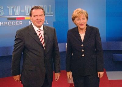 TV Duell zwischen Bundeskanzler Gerhard SCHROEDER SPD und Angela MERKEL CDU Vorsitzende TV d-stock-foto