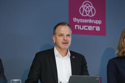 17.12. 2024 Dortmund, Bilanzpressekonferenz von thyssenkrupp nucera. Im Bild: CEO Dr. Werner Ponikwar *** 17 12 2024 Dor-stock-foto