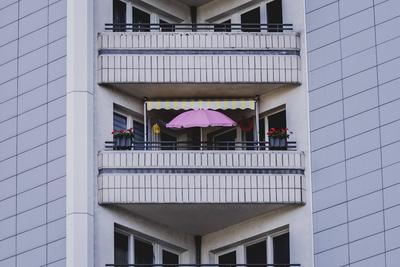 Sonnenschirm auf dem Balkon eines Plattenbaus, aufgenommen in Berlin, 07.08.2024. Berlin Deutschland *** Parasol on the-stock-photo