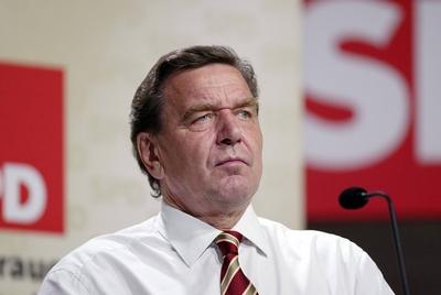 Bildnummer: 50915671  Datum: 15.09.2005  Copyright: imago/SchreyerBundeskanzler Gerhard Schr?der (GER/SPD) w?hrend einer Wahlkampfveranstaltung der SPD in N?rnberg, Personen , pessimistisch; 2005, N?rnberg, SPD, Wahlkampf, Bundestagswahlkampf, Bundespolitik, Wahlkampfveranstaltungen, Politiker, Kanzler; , quer, Kbdig, Portr?t, Parteien, Politik, Deutschland, Aktion, People-stock-foto