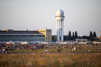 Die ?rzte rocken das Tempelhofer Feld: 60.000 Fans feiern bei H, Bei hochsommerlichen Temperaturen haben Zehntausende Fa-stock-foto
