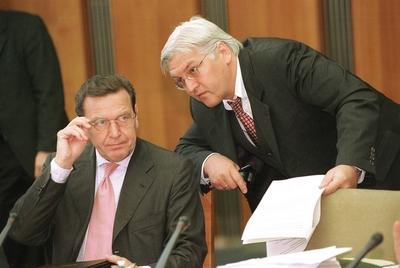 Gerhard Schroeder und Frank Walter Steinmeier - Steinmeier wird Bundespraesident DEU, Berlin, 18.10.2000 Bundeskanzler-stock-foto