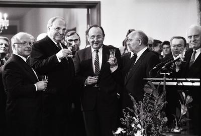 Deutschland, Bonn , 09.11.1990. Archiv-Nr.: 22-03-33 Staatspraesident der Sowjetunion zu Besuch in Bonn Foto: v.l.n.r.:-stock-foto