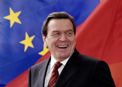 Bildnummer: 51010494  Datum: 11.11.2005  Copyright: imago/Rainer UnkelBundeskanzler Gerhard Schr?der (GER/SPD) am Rande des Bundesparteitages in Berlin , Personen , optimistisch , Freude; 2005, Berlin, Pressetermin, Bundesparteitag, Parteitag, Politiker, lacht,; , quer, Kbdig, Portr?t, Bundespolitik, Politik, Deutschland, Randbild, People / Bundesregierung, Kanzler-stock-foto