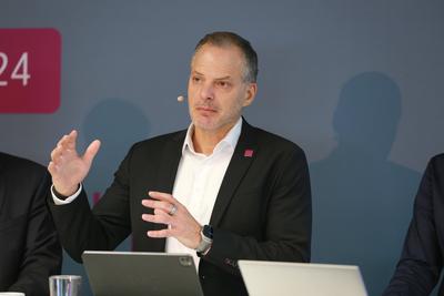 17.12. 2024 Dortmund, Bilanzpressekonferenz von thyssenkrupp nucera. Im Bild: CEO Dr. Werner Ponikwar *** 17 12 2024 Dor-stock-foto