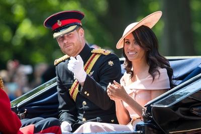 Newlyweds Meghan Markle & Prince Harry during Trooping the Colour Queen Elizabeth II Birthday Para-stock-foto