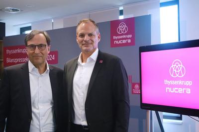 17.12. 2024 Dortmund, Bilanzpressekonferenz von thyssenkrupp nucera. CEO Dr. Werner Ponikwar (re. ) und CEO Dr. Arno Pfa-stock-foto