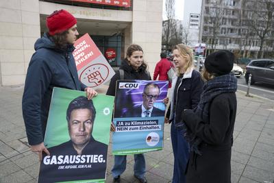 Luisa Neubauer und FFF Aktivisten zeigen das wahre Wahlplakat-stock-photo