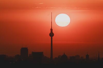 Der Sonnenaufgang zeichnet sich ab hinter der Stadtsilhouette mit dem Fernsehturm in Berlin, 04.09.2024. Berlin Deutschl-stock-photo