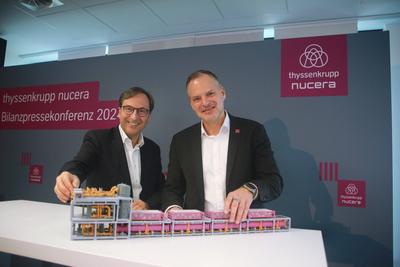 17.12. 2024 Dortmund, Bilanzpressekonferenz von thyssenkrupp nucera im neuen Geb?ude an der Stadtkrone Ost. CEO Dr. Wern-stock-foto