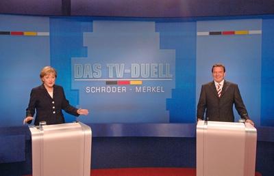 TV Duell zwischen Bundeskanzler Gerhard SCHROEDER SPD und Angela MERKEL CDU Vorsitzende TV-stock-foto