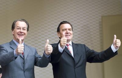 Bildnummer: 58867856  Datum: 13.08.2005  Copyright: imago/IPONGerhard Schroeder, Franz Muentefering, SPD Wahlkampfauftakt DEU, Hannover, 13.08.2005 Bundeskanzler Gerhard Schroeder und Franz Muentefering, SPD-Vorsitzender (rechts) anlaesslich Wahlkampfauftakt im Wahlkampf der SPD unter dem Motto Vertrauen in Deutschland. Deutsche Politik, Bundespolitik, Deutschland, Parteipolitik, Partei, Wahlkampf, Wahl, Bundestagswahlkampf, Schr?der, M?ntefering, QF. Chancellor Gerhard Schroeder and Franz Muentefering, leader of the SPD (right) at election campaign of the SPD in Hanover. Germany, Party, Politics, German, Politican. kbdig 2005 quer Politik SPD Parteipolitik Partei Wahlkampf Wahl Bundestagswahlkampf  58867856 Date 13 08 2005 Copyright Imago IPON Gerhard Schroeder Franz  SPD Election campaign DEU Hanover 13 08 2005 Federal Chancellor Gerhard Schroeder and Franz  SPD Chairman right occasion Election campaign in Election campaign the SPD under the Motto Trust in Germany German politics Federal politics Germany Party politics Party Election campaign Choice Bundestag election campaign Schr?der Muentefering QF Chancellor Gerhard Schroeder and Franz  Leader of The SPD Right AT ELECTION Campaign of The SPD in Hanover Germany Party POLITICS German  Kbdig 2005 horizontal politics SPD Party politics Party Election campaign Choice Bundestag election campaign-stock-photo