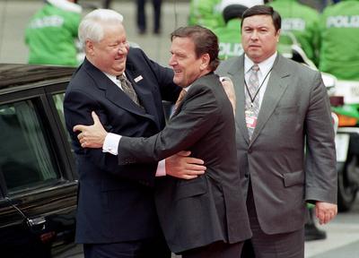 G8-Gipfel in Koeln : Boris JELZIN ( YELTSIN ) , Praesident von Russland , trifft Bundeskanzler Gerhard SCHROEDER , SPD ,-stock-foto