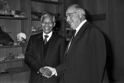 Deutschland, Bonn , 12.06.1990 Archiv-Nr.: 17-34-13 Besuch von Nelson Mandela in Bonn Foto: Bundeskanzler Helmut Kohl be-stock-photo