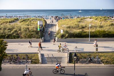 Strand von Warnem?nde an der Ostsee Sommer 2024 Warnemuende, Deutschland 24. August 2024: Menschen flanieren an der Prom-stock-foto