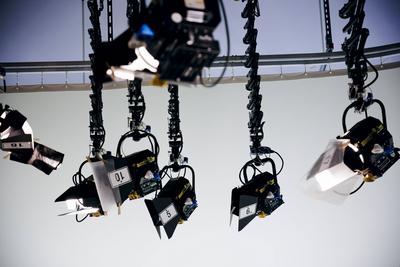 Scheinwerfer haengen in einem Fernsehstudio von der Decke. Berlin, 04.07.2023. Berlin Deutschland *** Spotlights hanging-stock-foto