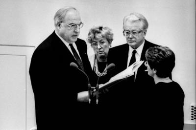 Deutschland, Bonn 17.01.1991 Archiv-Nr.: 24-41-29a Wahl des Bundeskanzlers im Bundestag Foto: Helmut Kohl bei der Vereid-stock-foto