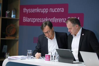 17.12. 2024 Dortmund, Bilanzpressekonferenz von thyssenkrupp nucera im neuen Geb?ude an der Stadtkrone Ost. CEO Dr. Wern-stock-foto