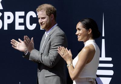 Prinz Harry ( Prince Henry Charles Albert David ) , Herzog von Sussex , und seine Frau Meghan , zu Besuch in Duesseldorf-stock-foto