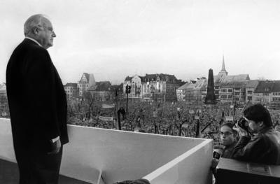 Deutschland, Erfurt , 13.02.1990 Archiv-Nr.: 14-01 Wahlkampf DDR Foto: Bundeskanzler Helmut Kohl auf einer Wahlkampfvera-stock-foto