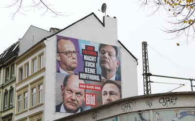 Werbekampagne der Bild: An einer Hauswand h?ngt ein riesiges Plakat mit den Gesichtern der Politikern Olaf Scholz, Chris-stock-photo