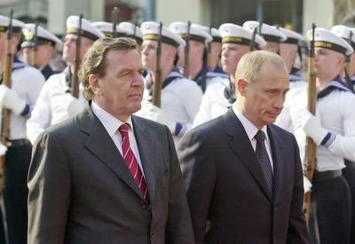 Bildnummer: 57541667  Datum: 09.04.2002  Copyright: imago/photo2000Der russische Pr?sident Wladimir Putin, rechts, und Bundeskanzler Gerhard Schroeder, links, w?hrend des Abschreitens der Milit?rformation bei den deutsch-russischen Konsultationen am 09.04.2002 in Weimar. Deutschland Germany Th?ringen Politik Thueringia Russia Russian Russland Besuch Staatsbesuch visit visits deutsch russisch deutsch-russische Beziehungen Konsultationen Konsultation Beziehung Verbindung Partnerschaft Freundschaft Vladimir Putin Wladimir Menschen seitlich Portraet Portrait halbe Person QF milit?rische Ehren Militaer Soldaten People Politik GER RUS xcb x0x 2002 quer  57541667 Date 09 04 2002 Copyright Imago photo2000 the Russian President Wladimir Putin right and Federal Chancellor Gerhard Schroeder left during the Abschreitens the Military formation at the German Russian Consultations at 09 04 2002 in Weimar Germany Germany Thuringia politics  Russia Russian Russia Visit State Visit Visit visits German Russian German Russian Relations Consultations Consultation Relationship Connection Partnership Friendship Vladimir Putin Wladimir People the side Portrait Portrait Halbe Person QF military Honor Military Soldiers Celebrities politics ger RUS  x0x 2002 horizontal-stock-photo