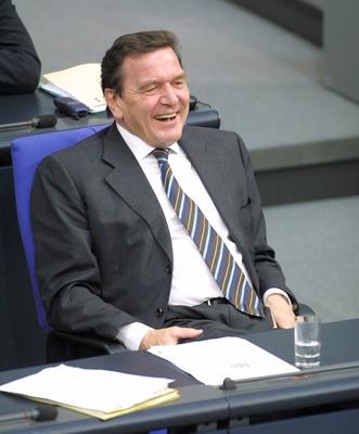 Gut lachen hat Bundeskanzler Gerhard Schroeder SPD vor Beginn der von ihm geforderten Vertrauensab-stock-foto