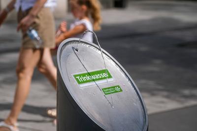 D?sseldorf 12.08.2024 Trinkbrunnen ?ffentlicher Wasserbrunnen Trinkwasserbrunnen Wasserspender Wassermangel Wasserknapph-stock-foto