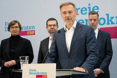Tag nach Bruch der Ampel-Regierung - FDP-Parteivorsitzender und scheidender Bundesfinanzminister Christian Lindner gibt-stock-photo