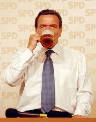 Bildnummer: 50982160  Datum: 05.09.2005  Copyright: imago/Astrid SchmidhuberBundeskanzler Gerhard Schr?der (GER/SPD) trinkt Bier anl?sslich einer SPD Wahlkampfveranstaltung in Augsburg, Personen , kurios; 2005, Rosenheim, Parteien, Politiker, Bundestagswahlkampf, Wahlkampf, , Wahlkampfveranstaltung, Wahlkampfveranstaltungen, Kanzler, trinken, trinkend, trinkend, Bier, Bierglas, ; , hoch, Kbdig, Einzelbild, Bundespolitik, Politik, Schriftzug, Logos, Deutschland, Randbild, People / Alkohol, close, Bundesregierung-stock-foto