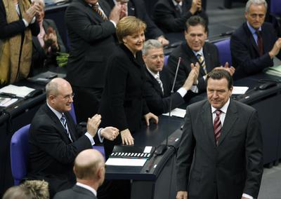 Gerhard Schr?der gratuliert Angela Merkel Gerhard Schr?der, SPD. gratuliert als Erster Gratulant Angela Merkel, CDU zu i-stock-foto