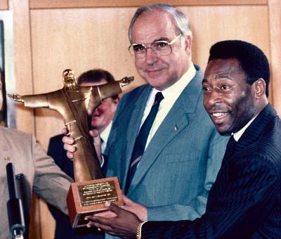 Former Brasilian soccer star Pele (r.) hands over an replica of Rio s Christ statue to German Chancellor Helmut Kohl in-stock-foto