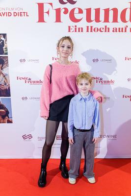 17.12.2024. Essen. Kino-Premiere in der Essener Lichtburg. FESTE & FREUNDE – EIN HOCH AUF UNS! Hier: Ella Conrads und Mi-stock-photo