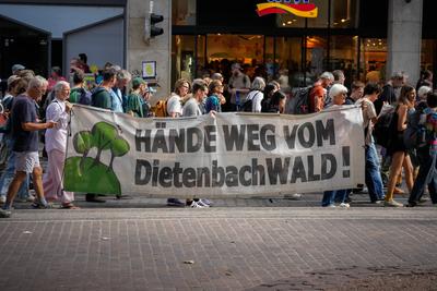 20.09.2024, Freiburg im Breisgau, Baden-W?rttemberg, Deutschland, Demonstration, Dietenbachwald, Protest, Umweltaktivism-stock-foto