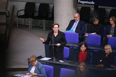 Berlin, Deutschland, 18.12.2024: Deutscher Bundestag: 206. Bundestagssitzung: Bundesministerin f?r Wohnen, Stadtentwickl-stock-foto