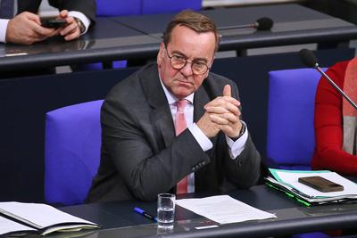 Berlin, Deutschland, 18.12.2024: Deutscher Bundestag: 206. Bundestagssitzung: Bundesminister der Verteidigung Boris Pist-stock-foto