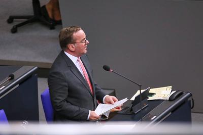 Berlin, Deutschland, 18.12.2024: Deutscher Bundestag: 206. Bundestagssitzung: Bundesminister der Verteidigung Boris Pist-stock-foto