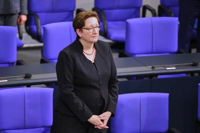 Berlin, Deutschland, 18.12.2024: Deutscher Bundestag: 206. Bundestagssitzung: Bundesministerin f?r Wohnen, Stadtentwickl-stock-foto
