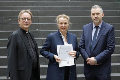 Pr?lat Dr. Karl J?sten, Kath. Vorsitzender der GKKE, Kommissariat der Deutschen Bisch?fe, Pr?latin Dr. Anne Gidion, Ev.-stock-foto