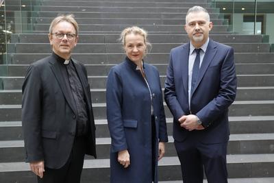 Pr?lat Dr. Karl J?sten, Kath. Vorsitzender der GKKE, Kommissariat der Deutschen Bisch?fe, Pr?latin Dr. Anne Gidion, Ev.-stock-foto