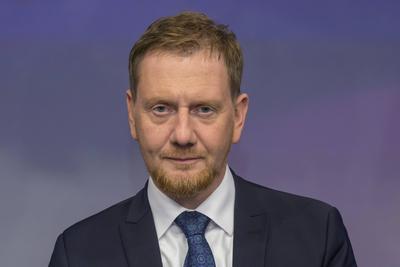 Michael Kretschmer: Ministerpraesident von Sachsen, zu Gast bei - maischberger, Polittalk, TV, Format, mit Moderatorin --stock-foto