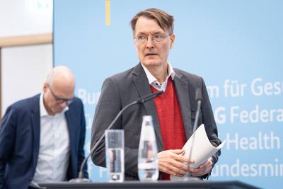Bundesgesundheitsminister Karl Lauterbach, Pressekonferenz zu aktuellen Kabinettsbeschl?ssen-stock-foto