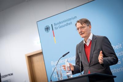 Bundesgesundheitsminister Karl Lauterbach, Pressekonferenz zu aktuellen Kabinettsbeschl?ssen-stock-foto